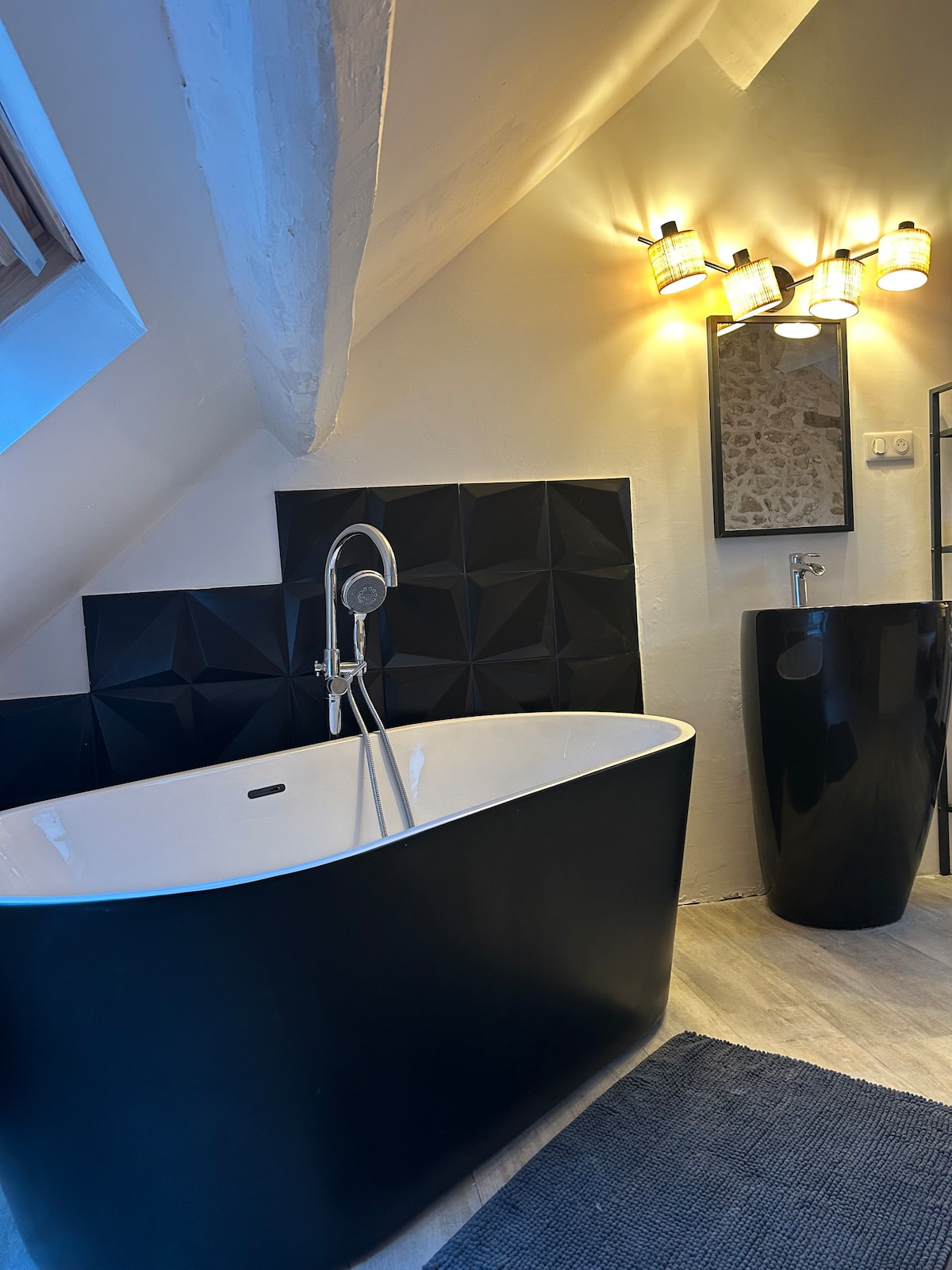 Salle de bain avec baignoire noire
